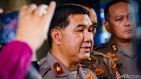 Sebanyak delapan orang dihadirkan menjadi saksi dalam sidang yang digelar di Gedung Transnational Crime Center (TNCC) Mabes Polri tersebut.
