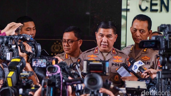 Bharada Richard Eliezer tengah menjalani sidang etik kasus pembunuhan terhadap Brigadir Yosua Hutabarat. Delapan orang menjadi saksi sidang etik Richard.