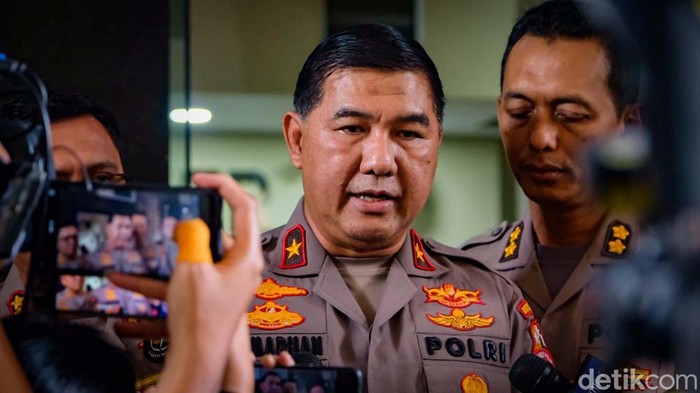 Bharada Richard Eliezer tengah menjalani sidang etik kasus pembunuhan terhadap Brigadir Yosua Hutabarat. Delapan orang menjadi saksi sidang etik Richard.