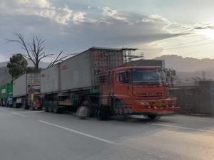 Keluhan Sopir Truk yang Terjebak di Perbatasan Afghanistan-Pakistan