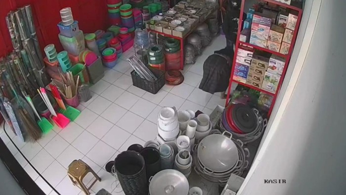 Aksi perempuan nyolong setrikaan di Tasikmalaya
