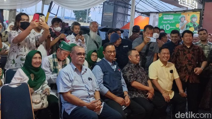 Anies Baswedan dan Sudirman Said dalam peresmian sebuah kafe di kawasan Lebak Bulus, Jaksel (Anggi M/detikcom)