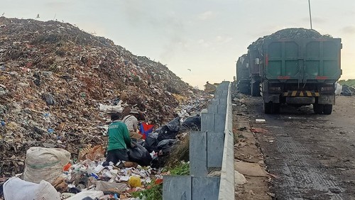Truk sampah berjejer di TPA Suwung, Denpasar, Bali, Rabu (22/2/2023).