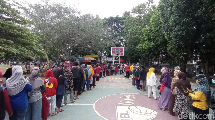 Antrean warga untuk bisa mendapatkan beras murah di Lapangan Gasmin Antapani, Kota Bandung, Rabu (22/2/2023).