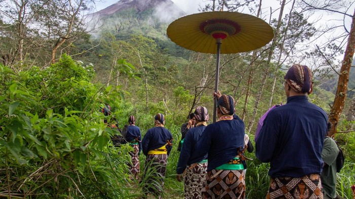 Abdi dalem Keraton Yogyakarta mengikuti upacara Labuhan Merapi di Bangsal Srimanganti, Sleman, DI Yogyakarta, Rabu (22/2/2023). Upacara Labuhan Merapi yang diikuti abdi dalem dan masyarakat tersebut merupakan rangkaian peringatan Tinggalan Dalem Jumenengan atau bertahtanya Sri Sultan Hamengku Buwono X dan sebagai simbol ungkapan rasa syukur atas segala keselamatan dan rejeki dari Tuhan Yang Maha Esa.