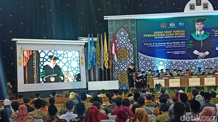 Asrorun Niam dikukuhkan sebagai guru besar ilmu fikih Fakultas Syariah dan Hukum UIN Syarif Hidayatullah Jakarta. Dia menyampaikan orasi ilmiah tentang fatwa. (Adrial Akbar/detikcom)