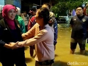 Khofifah Cek Banjir Driyorejo Gresik, Tanggul Jebol Bakal Ditambal Sand Bag