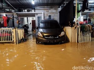 Tanggul Irigasi Air Jebol, Perumahan di Gresik Diterjang Banjir