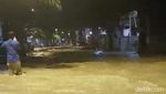 Potret Banjir Driyorejo Gresik Terjang Perumahan akibat Tanggul Jebol