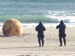 Ketakutan Warga Jepang Saat Bola Logam Misterius Terdampar di Pantai