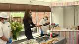 Video: Kate Middleton Masak Flip Pancake di Panti Jompo