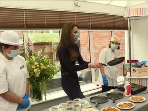 Video: Kate Middleton Masak Flip Pancake di Panti Jompo