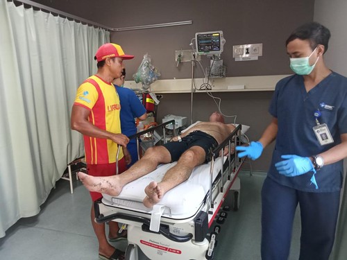 Wisman Australia Ian Francis Sleep ditemukan dalam kondisi lemas di bibir Pantai Legian, Kelurahan Legian, Kecamatan Kuta, Kabupaten Badung.