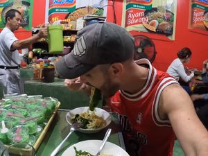 Bule Ini Cicip Indomie di Warmindo untuk Pertama Kali, Ini Komentarnya!