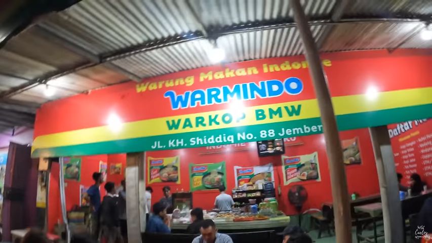Bule cicip Indomie di Warmindo