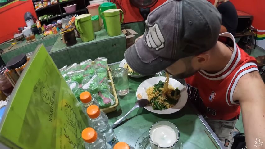 Bule cicip Indomie di Warmindo