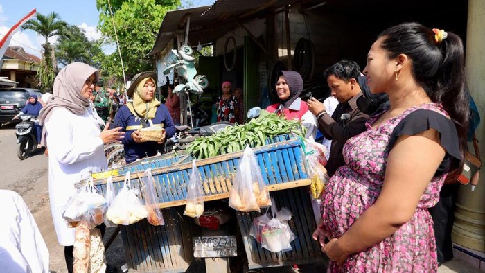 Bupati Ipuk bersama penjual sayur keliling di Banyuwangi