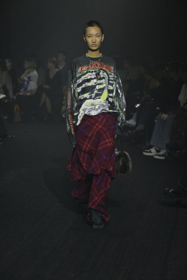 Fashion show koleksi busana Burberry Fall Winter 2023. Foto: Giovanni Giannoni/ Getty Images.