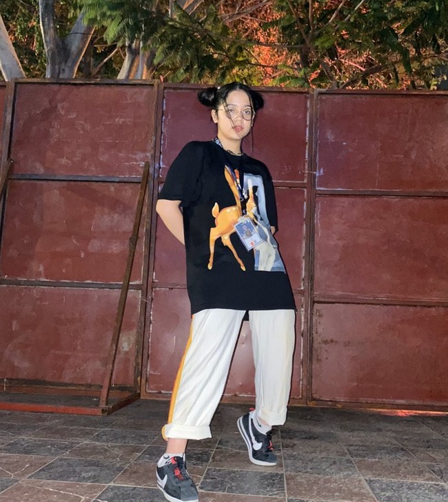 Cinta Kuya juga tampaknya senang bergaya ala cewek-cewek Jepang. Tampil santai mengenakan kaos dan celana panjang, Cinta tampak mencepol dua rambutnya. Foto: Instagram/@cintakuya