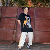 Cinta Kuya juga tampaknya senang bergaya ala cewek-cewek Jepang. Tampil santai mengenakan kaos dan celana panjang, Cinta tampak mencepol dua rambutnya. Foto: Instagram/@cintakuya