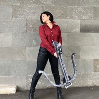 Dalam foto yang dibagikan di Instagram pribadinya juga terlihat jika Cinta kerap melakukan cosplay. Seperti fotonya yang satu ini, saat ia bercosplay lengkap dengan membawa alat panah. Foto: Instagram/@cintakuya