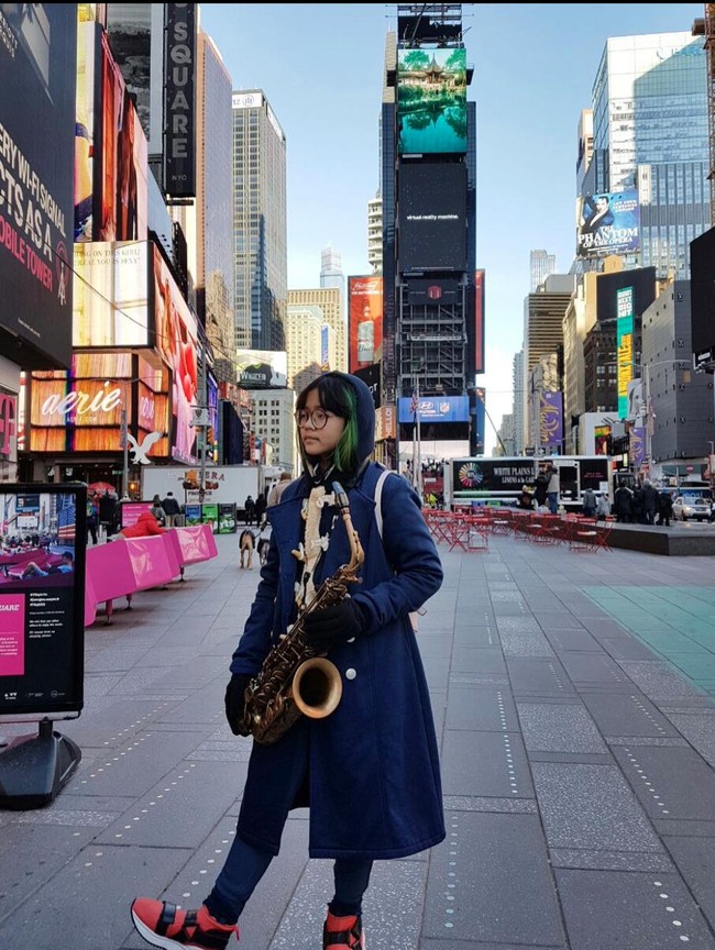 Melalui unggahan-unggahannya di akun Instagram terlihat jika Cinta kerap bergonta-ganti warna rambut. Dalam foto yang satu ini saat rambutnya diwarnai hijau. Foto: Instagram/@cintakuya
