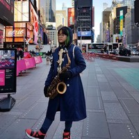 Melalui unggahan-unggahannya di akun Instagram terlihat jika Cinta kerap bergonta-ganti warna rambut. Dalam foto yang satu ini saat rambutnya diwarnai hijau. Foto: Instagram/@cintakuya