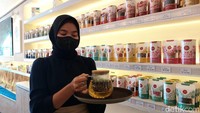 Di sini terdapat 41 jenis teh dan asli teh Indonesia lho. Teh nya tanpa pewangi, pewarna dan benar-benar teh alami.