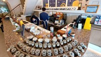 Traveler sebelum memesan bisa kok tanya kepada pelayannya tentang atau rekomendasi teh yang cocok bagi traveler.