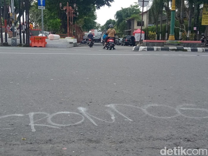 Coretan di Jalan Pemuda depan Alun-alun Klaten, Rabu (22/2/2023).