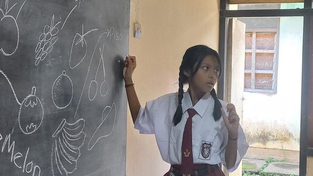 Damar Narayani salah satu siswa tuli di SDN 2 Bengkala, Senin (13/2/2023). Damar duduk di kelas empat sekolah itu dan pandai bahasa Kolok.