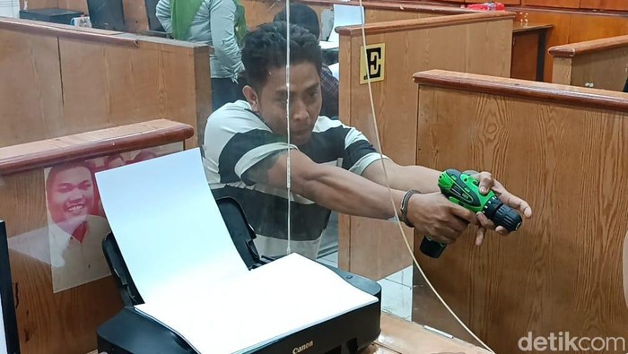 Dedi, pelaku begal saat menunjukkan mesin bor yang digunakannya untuk membegal. (Goklas Wisely/detikSumut)