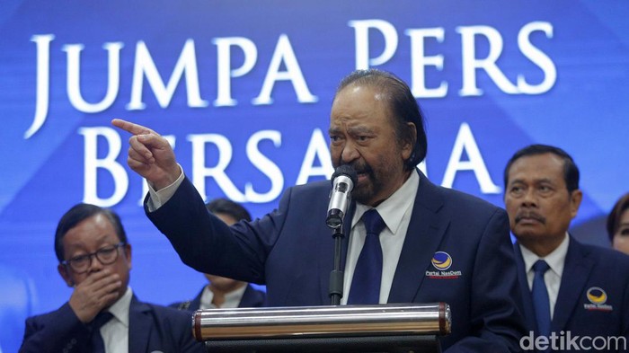 Surya Paloh dan AHY memberikan keterangan pers seusai melakukan pertemuan. Mereka menyatakan menolak sistem pemilu proporsional tertutup.