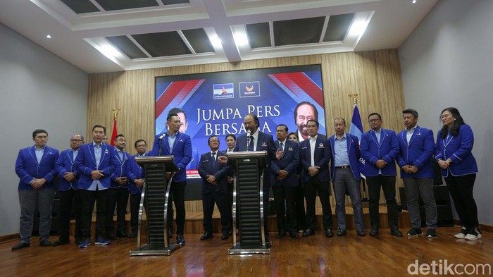 Demokrat-NasDem Tolak Wacana Sistem Pemilu Proporsional Tertutup Surya Paloh dan AHY memberikan keterangan pers seusai melakukan pertemuan. Mereka menyatakan menolak sistem pemilu proporsional tertutup.