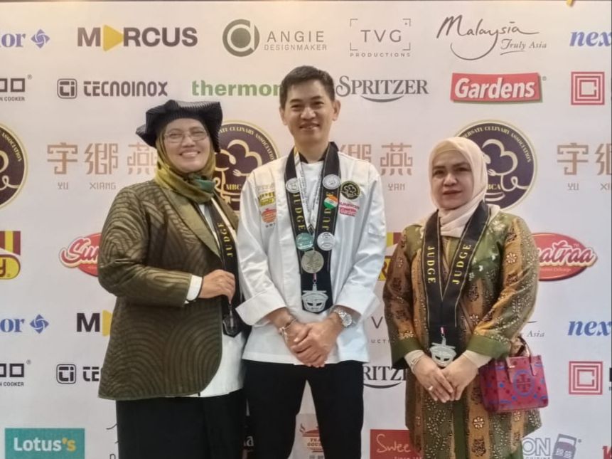Deswita Kamsol saat menerima Juara Kualalumpur. (Foto: Istimewa)