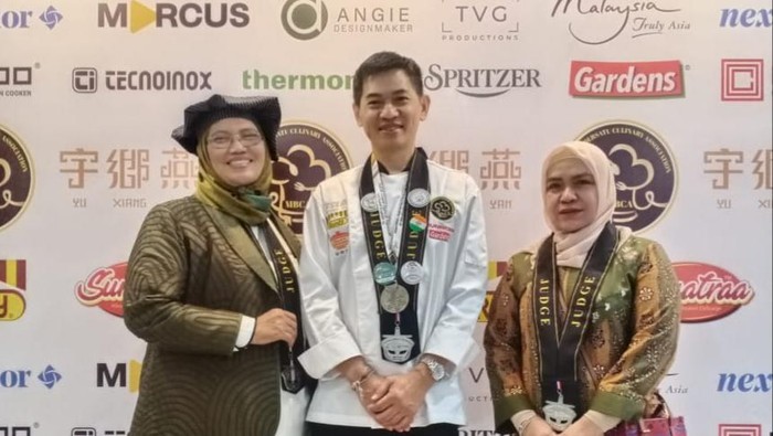 Deswita Kamsol saat menerima Juara Kualalumpur. (Foto: Istimewa)