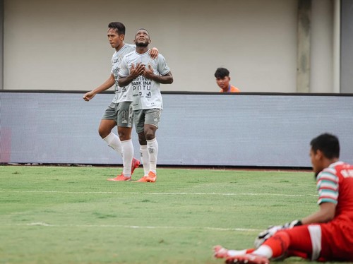 Selebrasi pemain Bali United setelah menjebol gawang Dewata United, Rabu (22/2/2023).