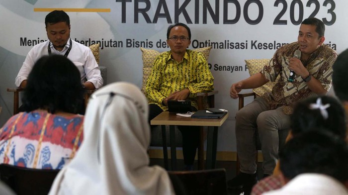 Dari ki-ka : Senior Safety Engineering Manager PT Adaro Energy Rudi Suardi - Chief Administration Officer PT Trakindo Utama - Yulia Yasmina - Koordinator Pengujian, Evaluasi dan Kompetensi Keselamatan Kerja Kemenaker Gerry Aditya HP - SHE Corporate Manager PT Trakindo Utama Muhammad Siri saat acara Bincang Perspektif Trakindo 2023 yang bertema 