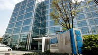 Selain itu, gaji pokok untuk karyawan yang merupakan lulusan universitas meningkat dari USD 1.653 atau sekitar Rp 25 juta, menjadi USD 2.234 atau sekitar Rp 33,8 juta. Kurang lebih angka-angka itu melonjak hingga 35%. Getty Images/Koichi Kamoshida