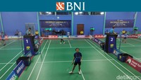 Salah satu partai yang dimainkan adalah pertandingan 32 besar antara Divya Amanta Kuncoro vs Carissa Nurasyifa Mulyadi. Divya, putri sosok pebulutangkis Sony Dwi Kuncoro, menang dua gim langsung. Foto: Bayu Baskoro/detikcom
