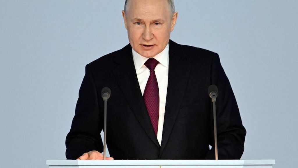 Putin Kerahkan Senjata Nuklir Taktis ke Belarus