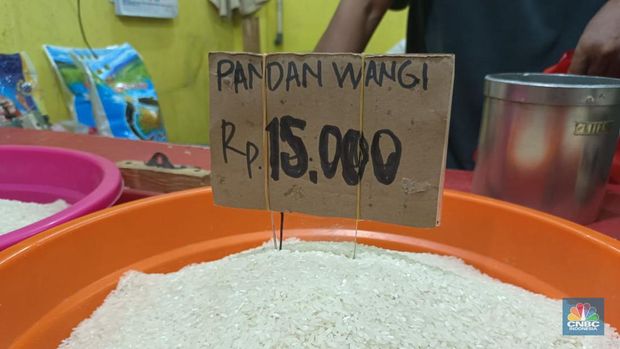 Efek harga beras mahal, beras Pandan Wangi nyaris tembus Rp 1 juta per karung. (CNBC Indonesia/Martyasari Rizky)
