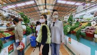 Mereka juga kompak belanja ke pasar nih! Keduanya tampak pose di antara gerai sayuran yang jualannya tampak segar-segar.