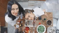 Pilihan makanan vegan ternyata tidak hanya itu-itu saja. Eva Celia membuktikan bisa bikin aneka hidangan enak, termasuk makanan Korea.