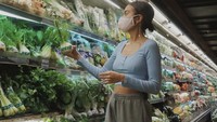 Bukti lain kalau Eva senang masak. Ia sering berbelanja aneka bahan makanan di supermarket. Pilihannya jatuh pada aneka sayuran. 