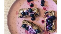 Lewat Instagram Story berjudul Food for The Soul, Eva mengunggah foto makanan yang ia nikmati. Ia pernah buat roti vegan topping blueberry compote. 