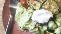 Wanita kelahiran tahun 1992 ini juga sering menikmati salad. Ia membuat salad segar berisi mentimun, tomat, hingga kacang-kacangan.