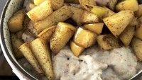 Menu buatan Eva Celia bisa jadi inspirasi untuk para pelaku vegan nih. Ia pernah membuat apple pie oats yang tampak menggiurkan.