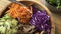 Seperti pelangi, inilah menu makan siang sehat ala Eva Celia. Ada jamur, wortel, mentimun, dan irisan kol ungu dalam menunya.