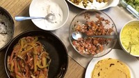 Tacodaaaayyy, tulis Eva Celia di unggahannya. Ia semangat menikmati taco vegan homemade buatannya.